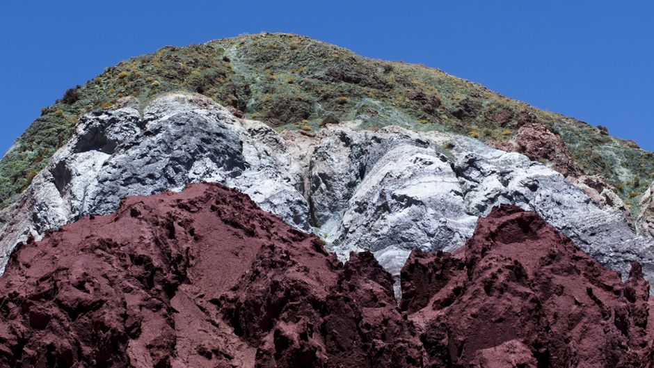 Valle del Arcoíris: Geología de Colores Vibrantes y Arte Rupestre Ancestral 2