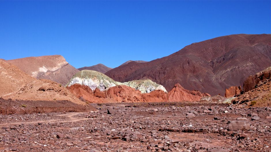 Valle del Arcoíris: Geología de Colores Vibrantes y Arte Rupestre Ancestral 3