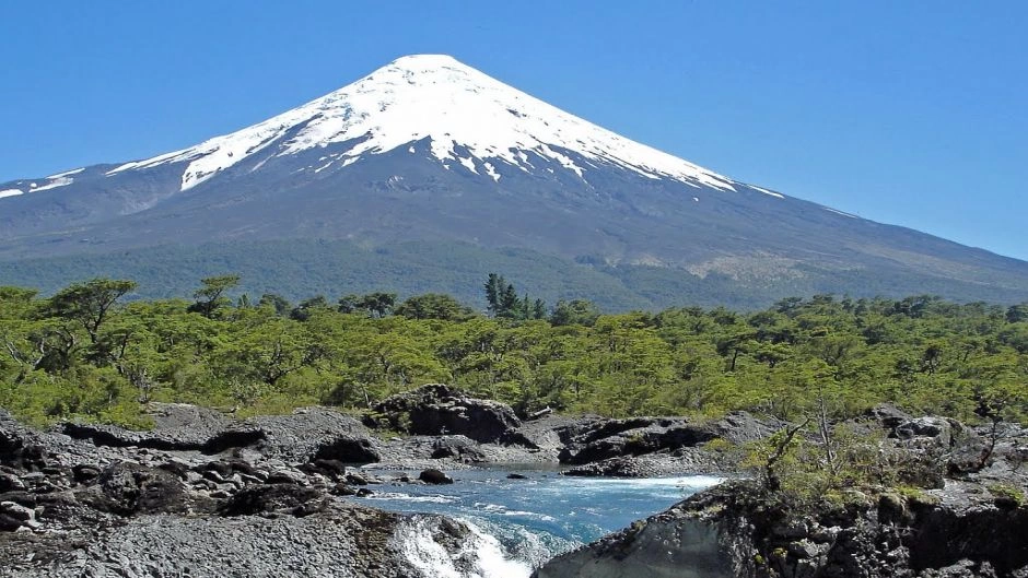 Volcán Osorno y Saltos del Petrohué: Un Encuentro con la Naturaleza Indómita