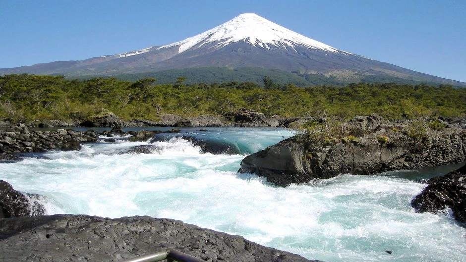 Volcán Osorno y Saltos del Petrohué: Un Encuentro con la Naturaleza Indómita 2