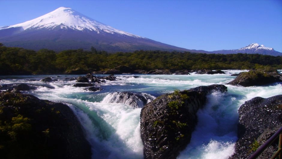 Volcán Osorno y Saltos del Petrohué: Un Encuentro con la Naturaleza Indómita 3