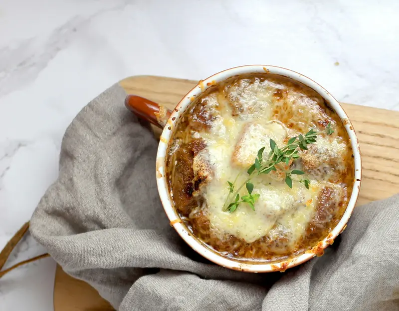 Soupe à l'oignon gratinée