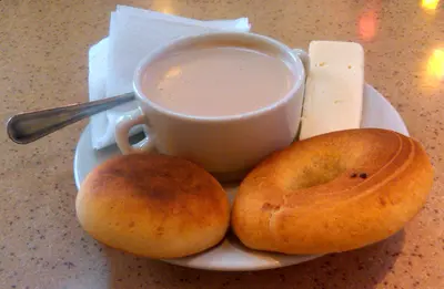 Chocolate con queso y almojábana