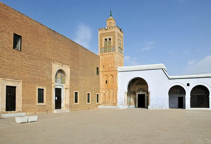 Sidi-Sahab Mausoleum (Barber Mosque)