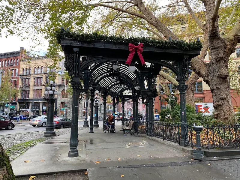 Pioneer Place Park mit Pergola und Totempfahl