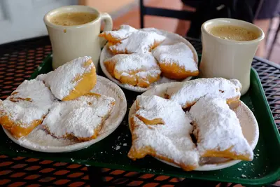 Beignets und Café au Lait im Café du Monde