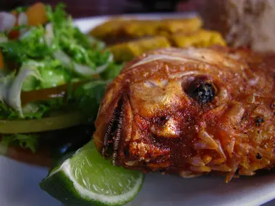 Mojarra frita con arroz de coco