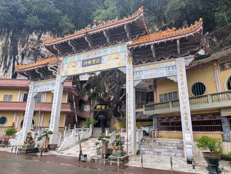 Sam Poh Tong