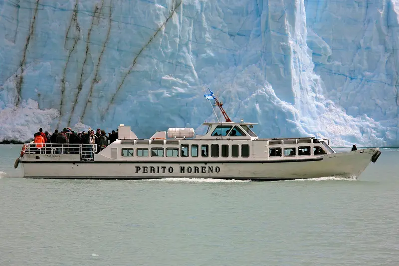 Boat trip by the ice wall