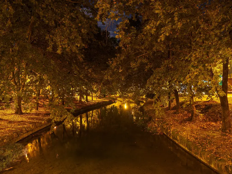 Das Lithaios-Ufer im Zentrum