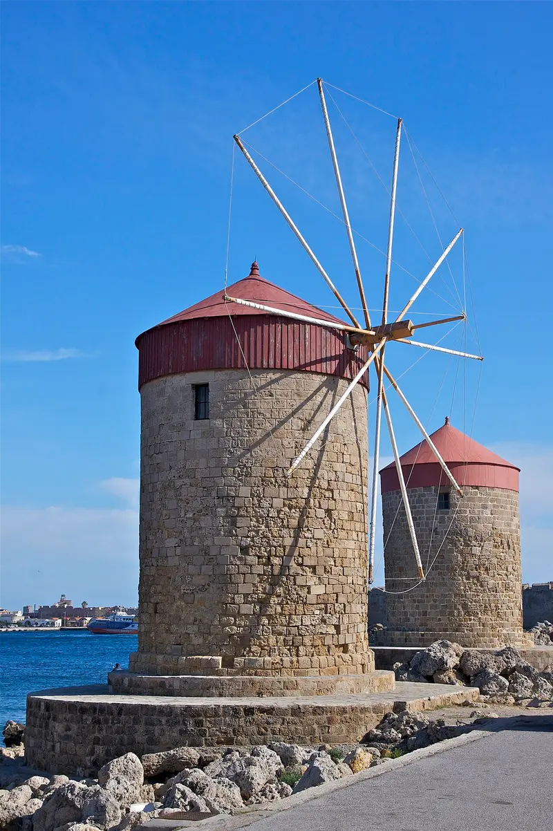 Mandraki-Hafen und Windmühlen