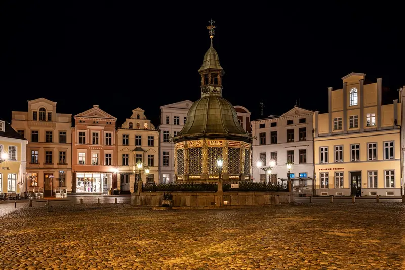 Market square with water art