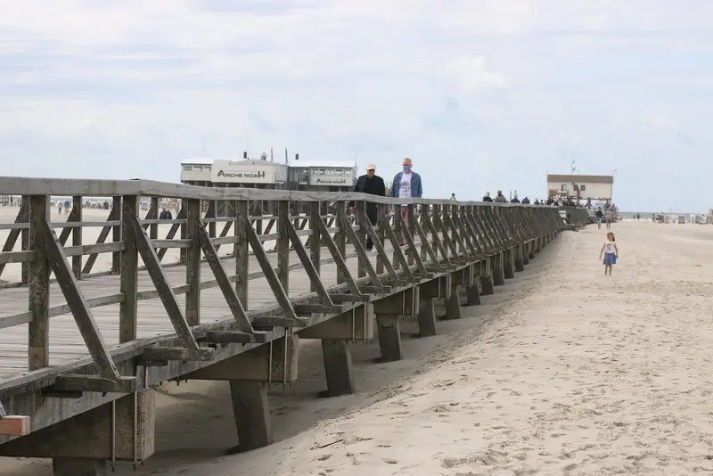 Seebrücke und Pfahlbauten