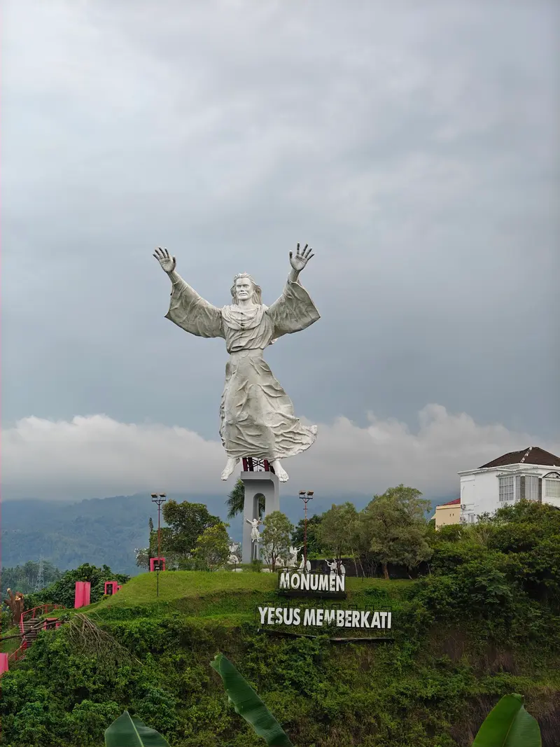 Monumen Yesus Memberkati
