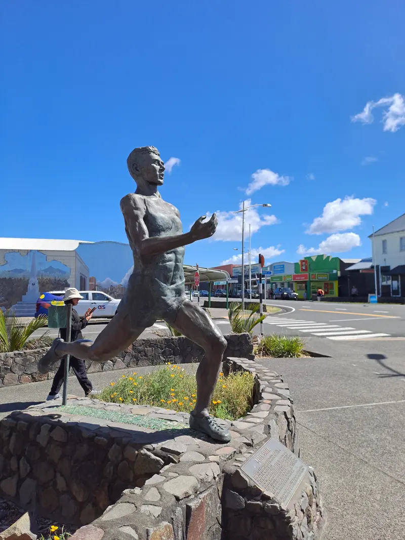 Peter Snell Statue