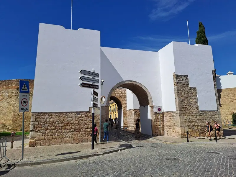 Stadtmauer und Arco do Repouso