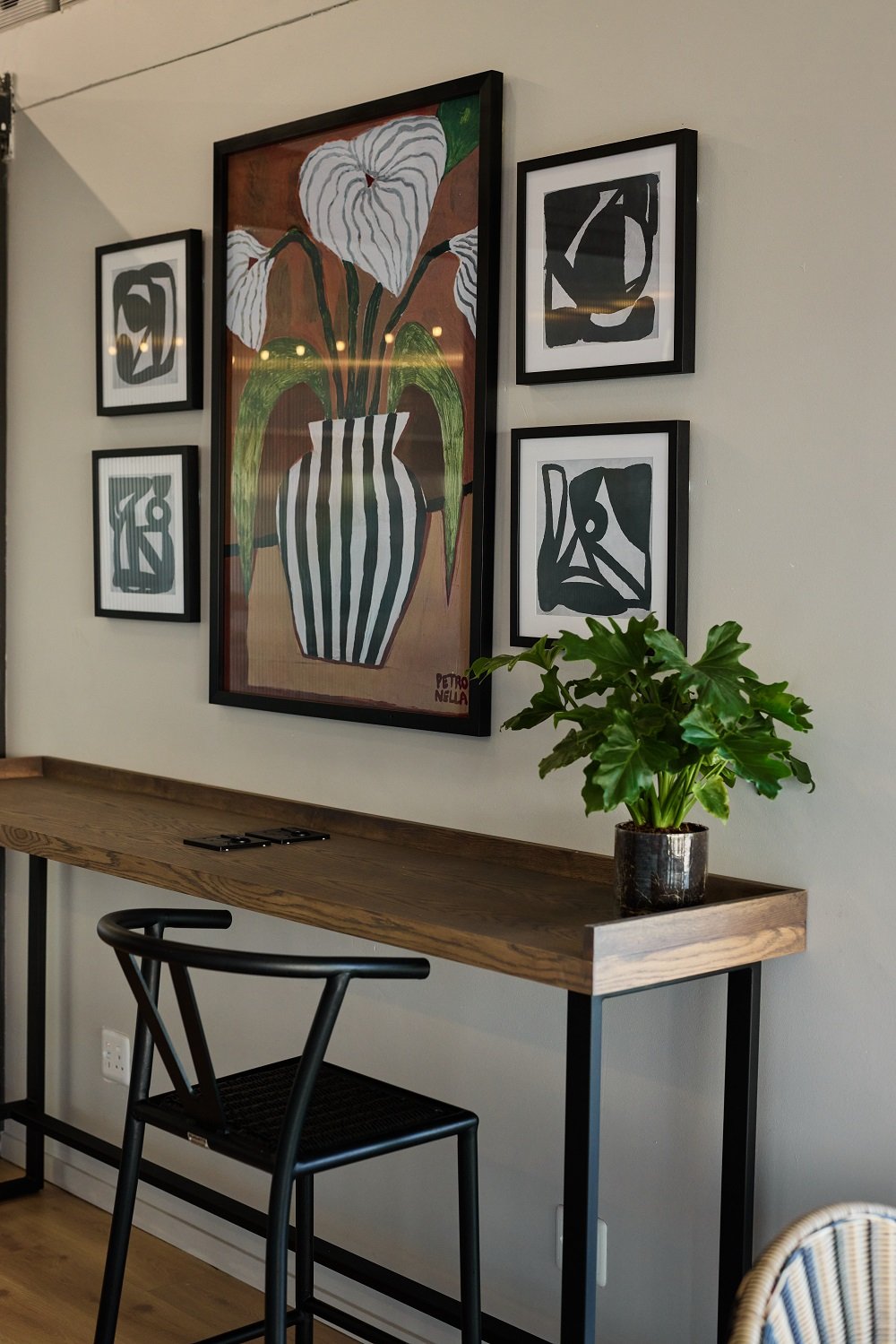 Molly's Cafe - Photo 4