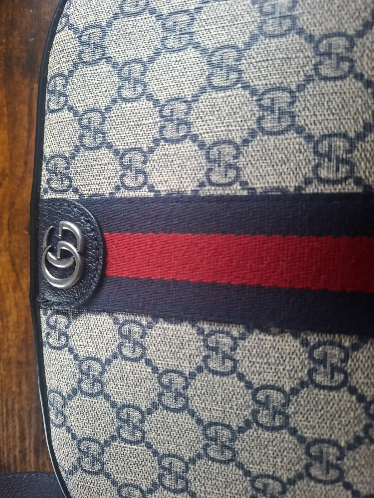 Gucci 크로스백입니다.
