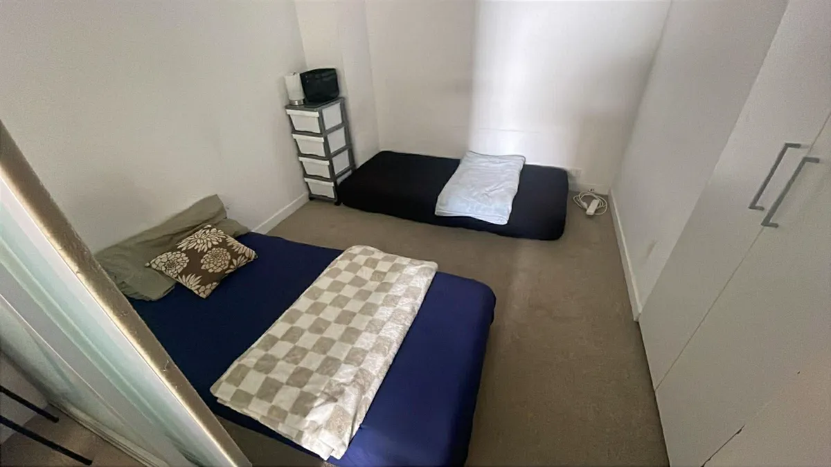 Room for share in the city available man / women welcome