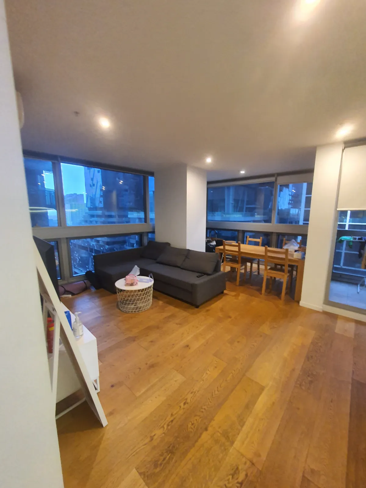 (시티 서던역) 38 Rose ln 마스터룸 커플 or 여여 구합니다. (260불)