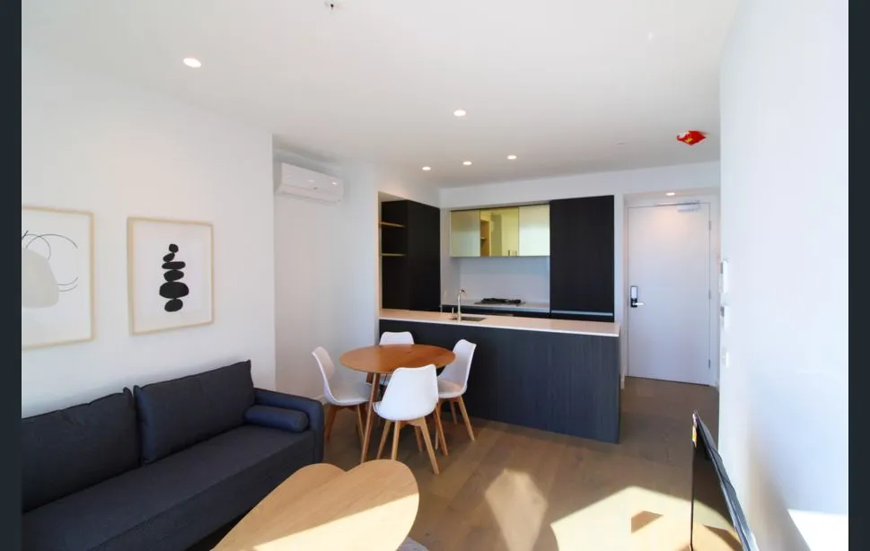 Melbourne City 1 bedroom, 1 living room, 1 car space, single kitchen