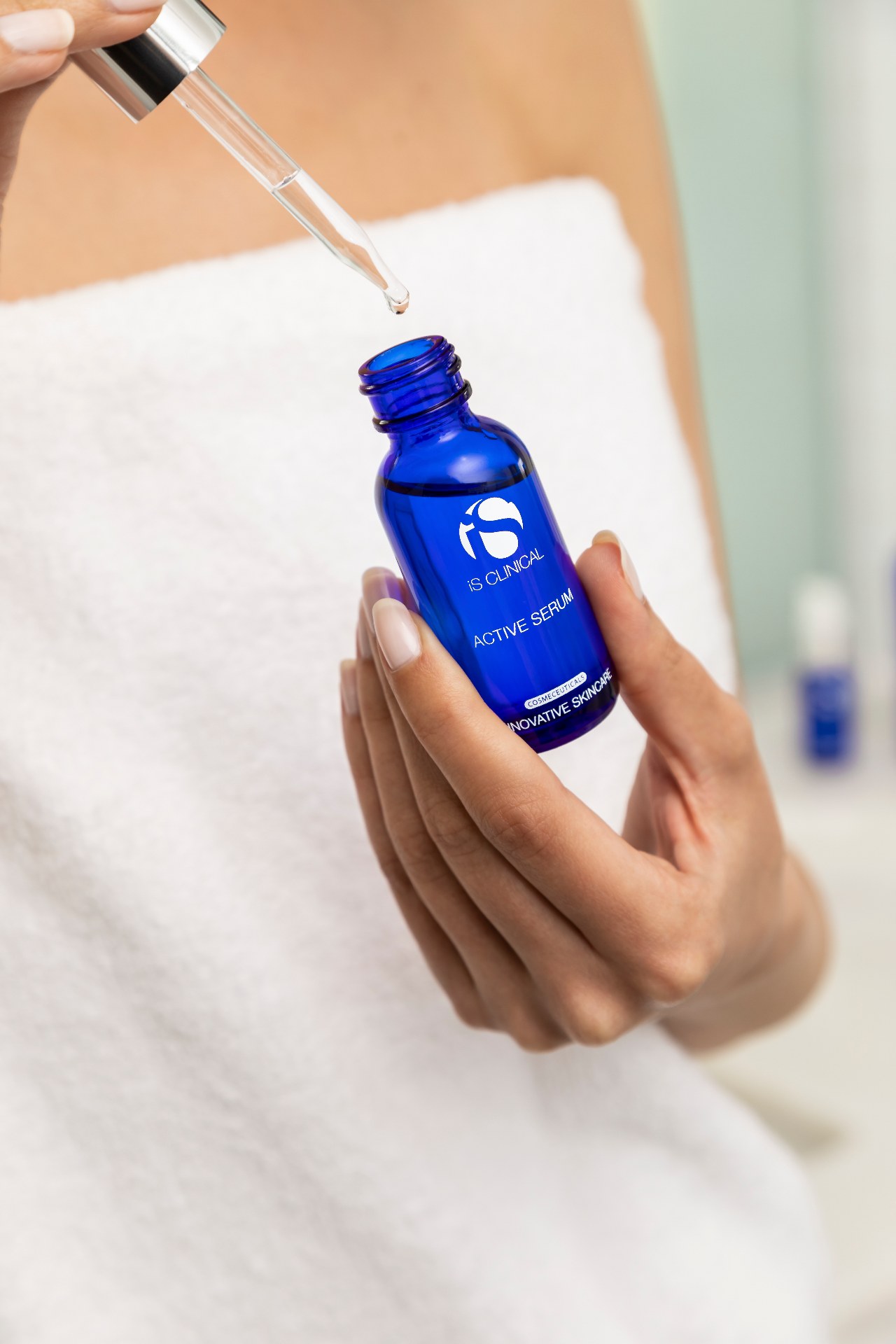 iS Clinical Active Serum photo 3