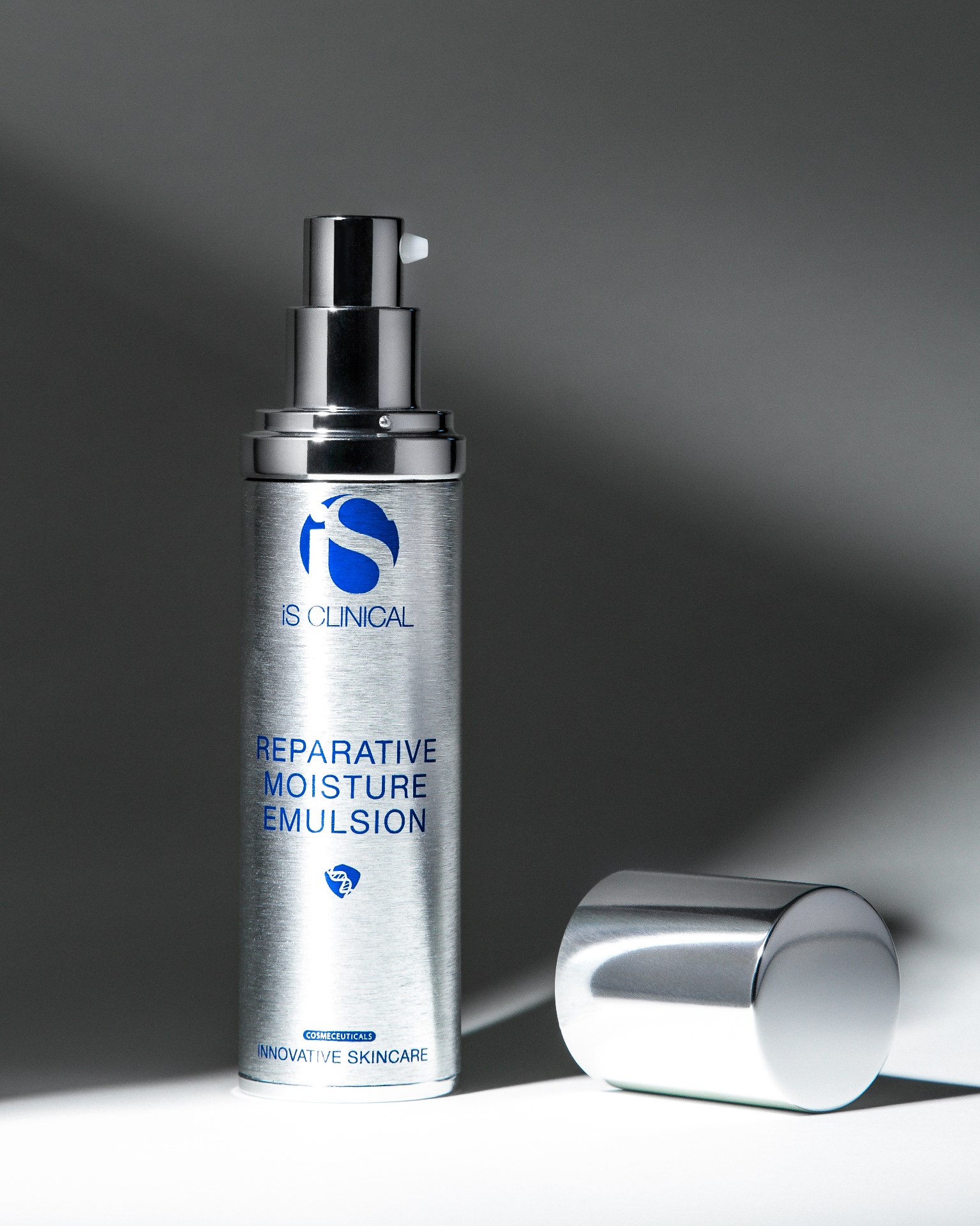 iS Clinical Reparative Moisture Emulsion photo 2