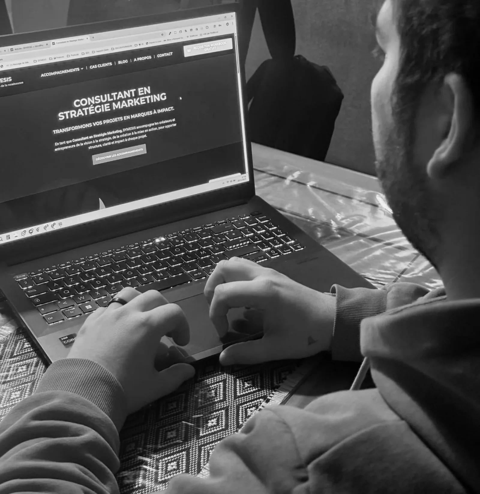 Dimitri, fondateur de DYMESIS, en pleine session de travail sur la stratégie marketing digitale d'un projet client.