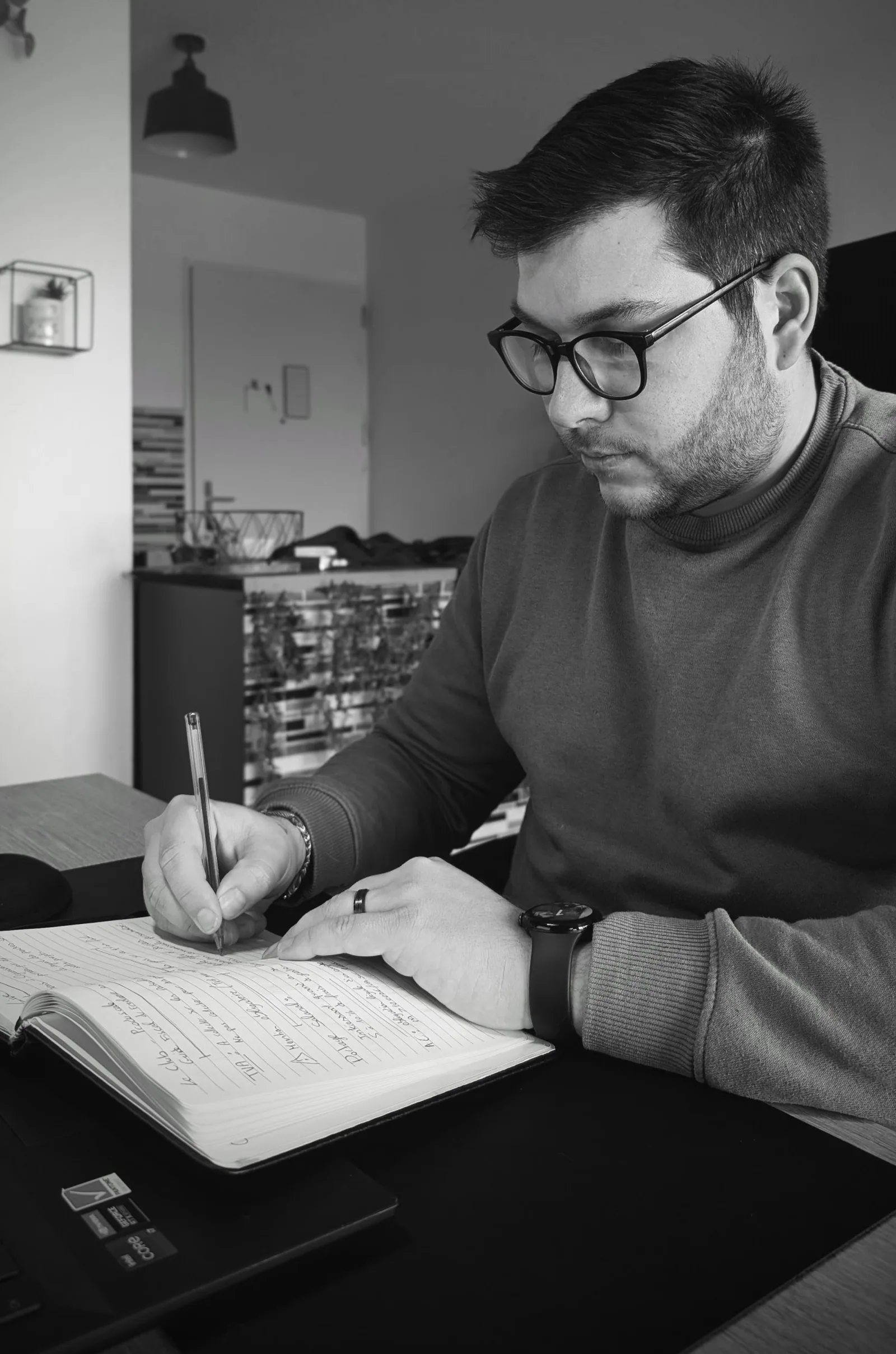 Dimitri Hyra, expert marketing et community manager à Perpignan, travaillant sur un audit stratégique pour une PME. Agence de communication à Perpignan, Argelès & 66