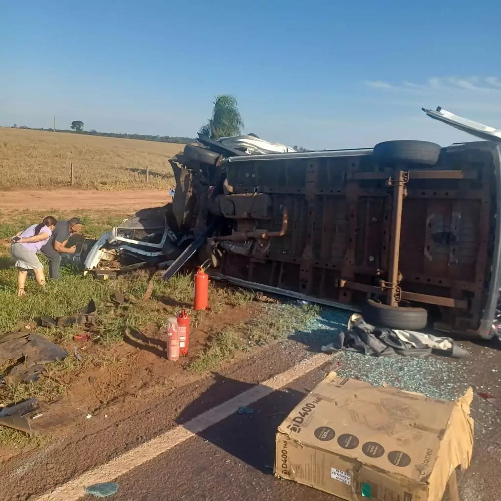 Van da Saúde de Eldorado tombada após colisão com carro de passeio