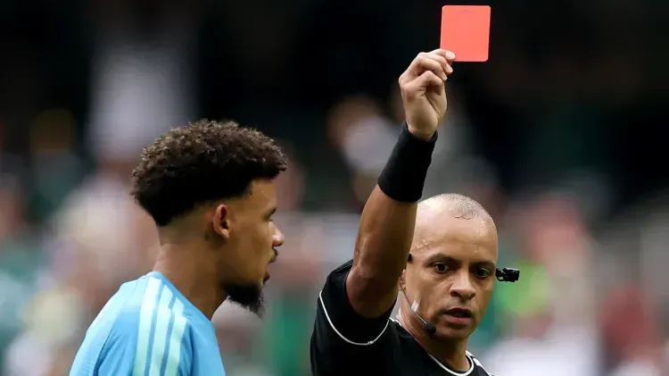 Wilton Pereira Sampaio d&aacute; cart&atilde;o vermelho a Sithole, da &Aacute;frica do Sul, em jogo de abertura contra o M&eacute;xico