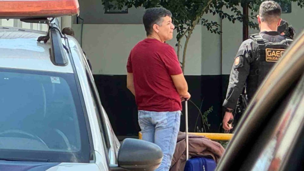 Empresário Maurício Benites no pátio da delegacia