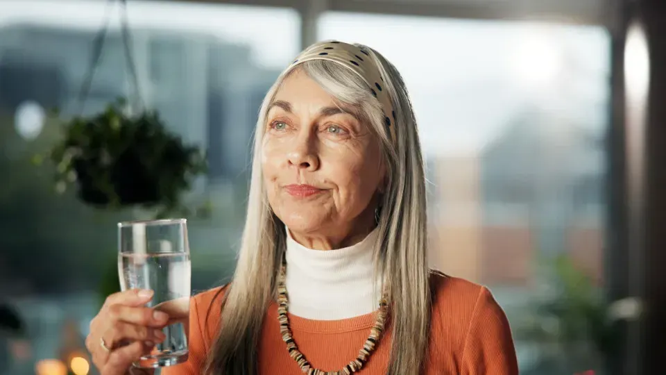 A água, o café e o vinho tinto são apontados como opções que beneficiam a saúde