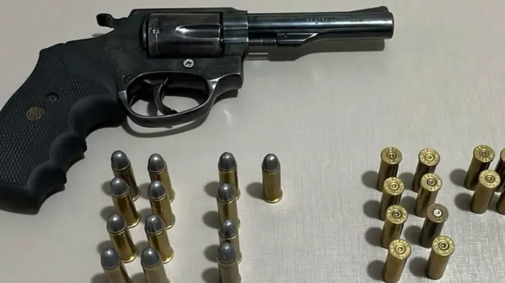 Arma apreendida durante a ação.