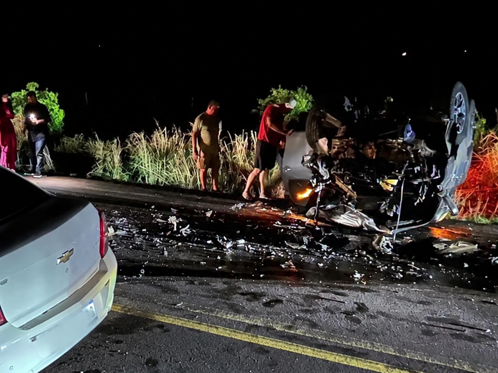 Destroços de acidente na pista da BR-158, entre Paranaíba e Aparecida do Taboado. 