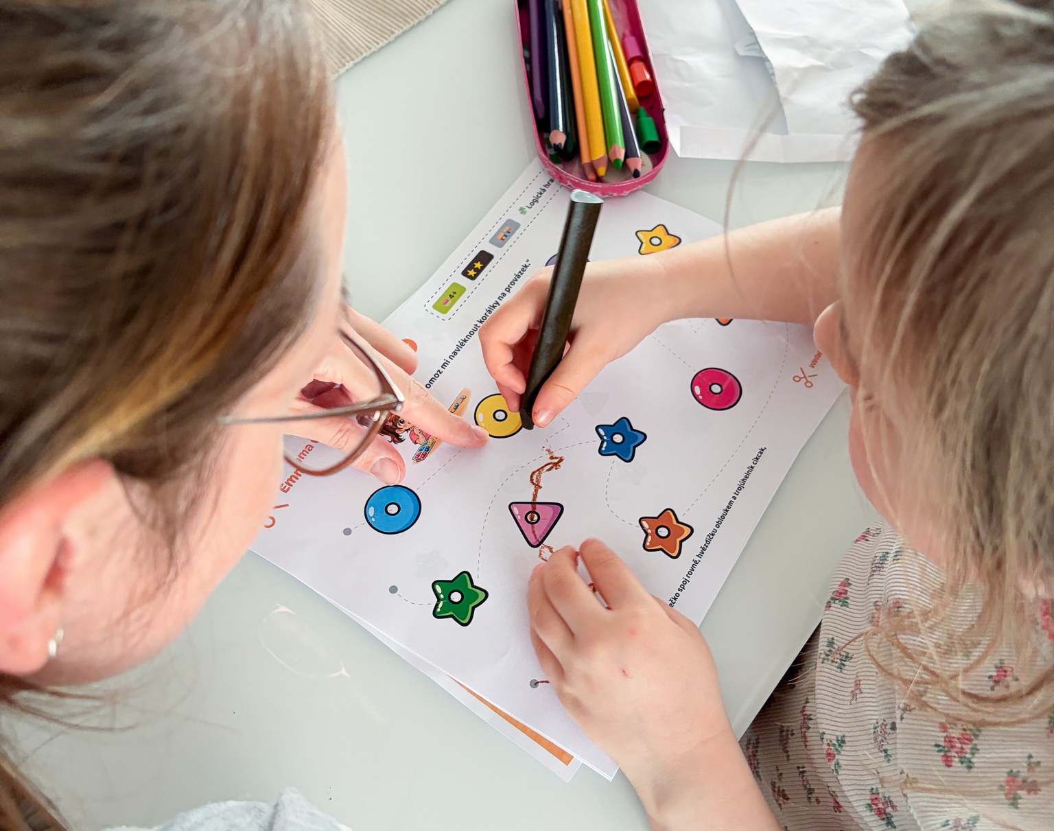 Náhled aktivity Emma vyrábí náramek