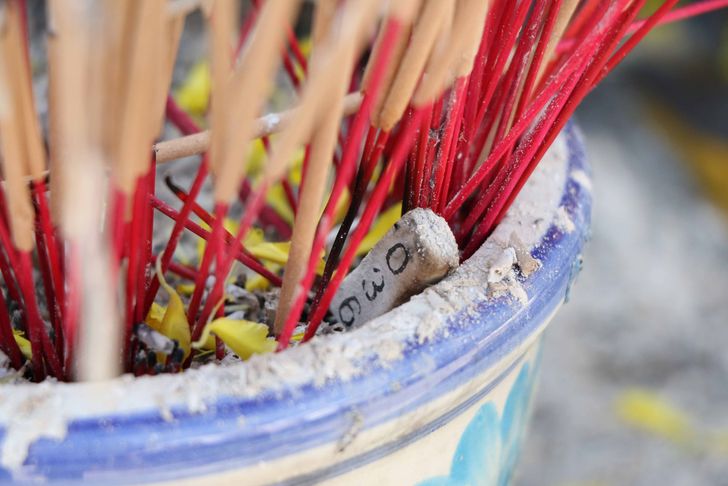 เลขเด็ดธูปมงคล "036" โผล่กลางพิธีบวงสรวงเจ้าเมืองกาฬสินธุ์ ชาวบ้านฮือฮา! เชื่อองค์ปู่ให้โชค