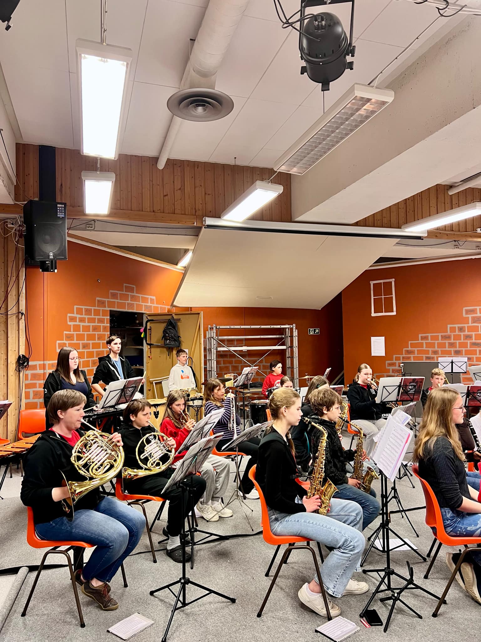 Tiltak akustikk aula Kanebogen skole