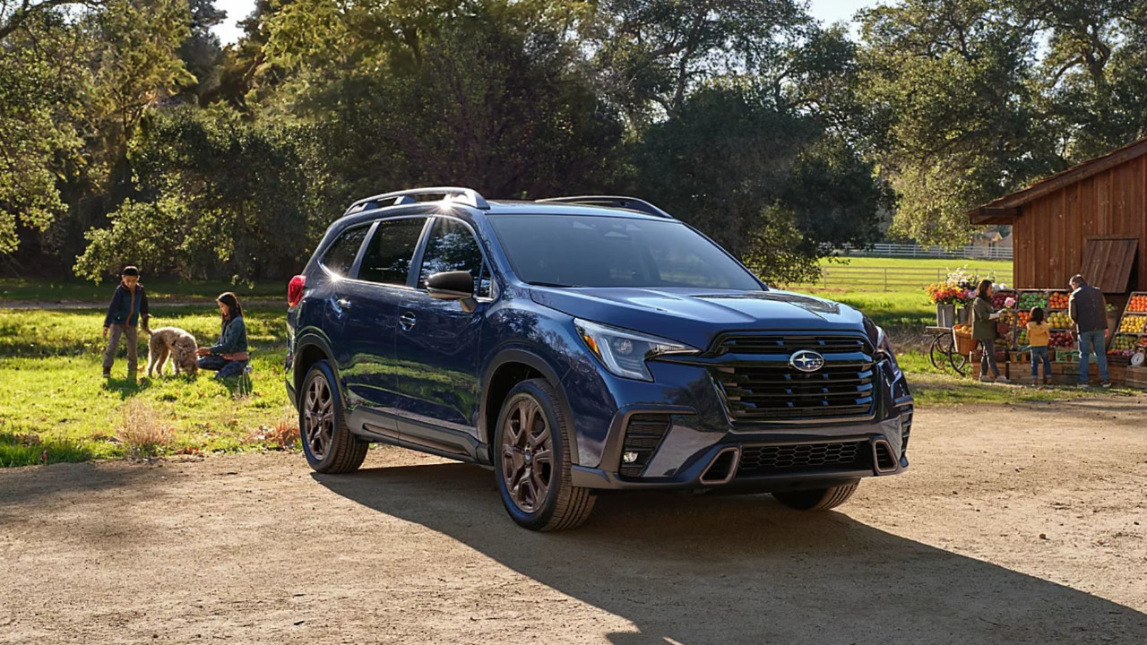 vue latérale avant d'un Subaru Ascent 2025 en campagne