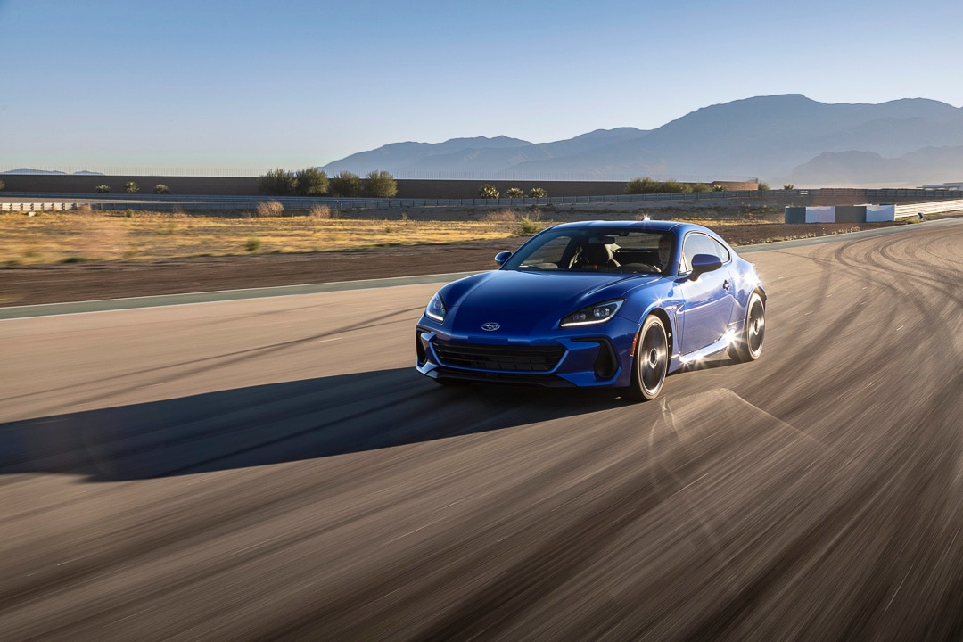 Vue de devant du Subaru BRZ2022 Bleu sur une route ensoleilé