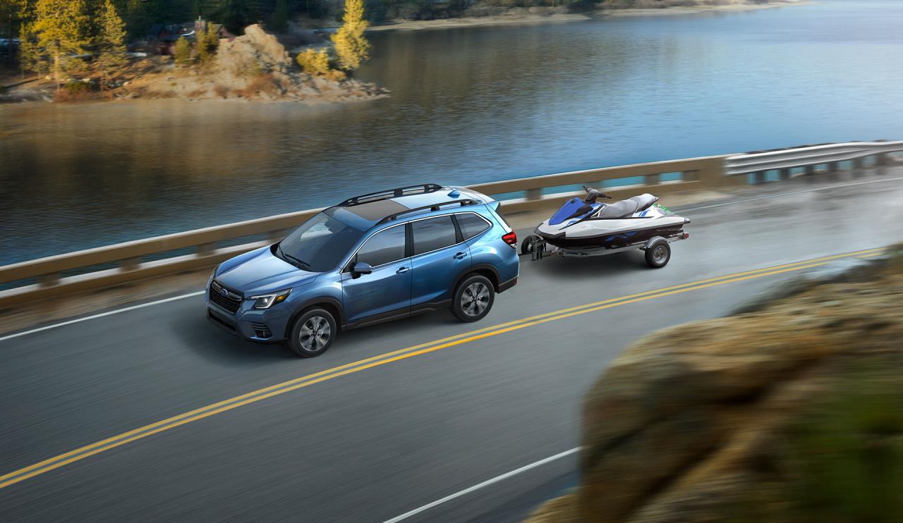 Le Subaru Forester 2023 remorquant un sea-doo en route.