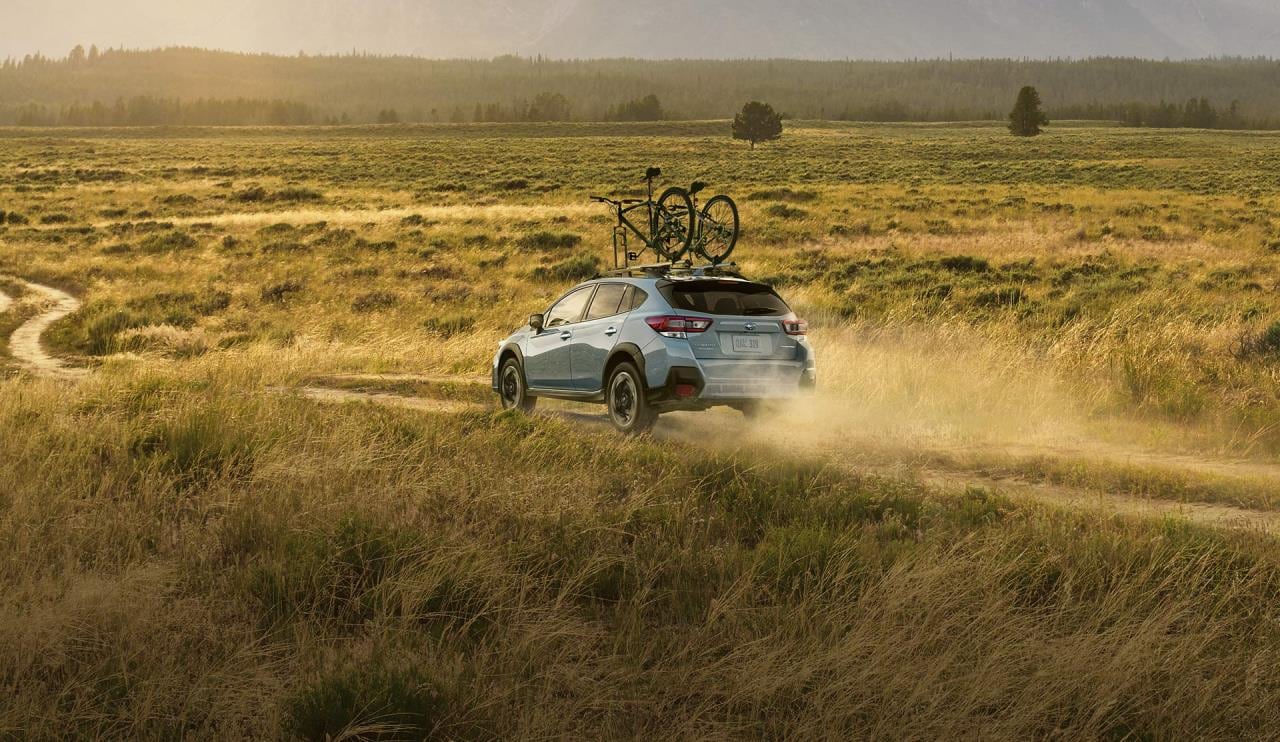 vue latérale arrière d'une Subaru Crosstrek 2023 sur un sentier dans une plaine