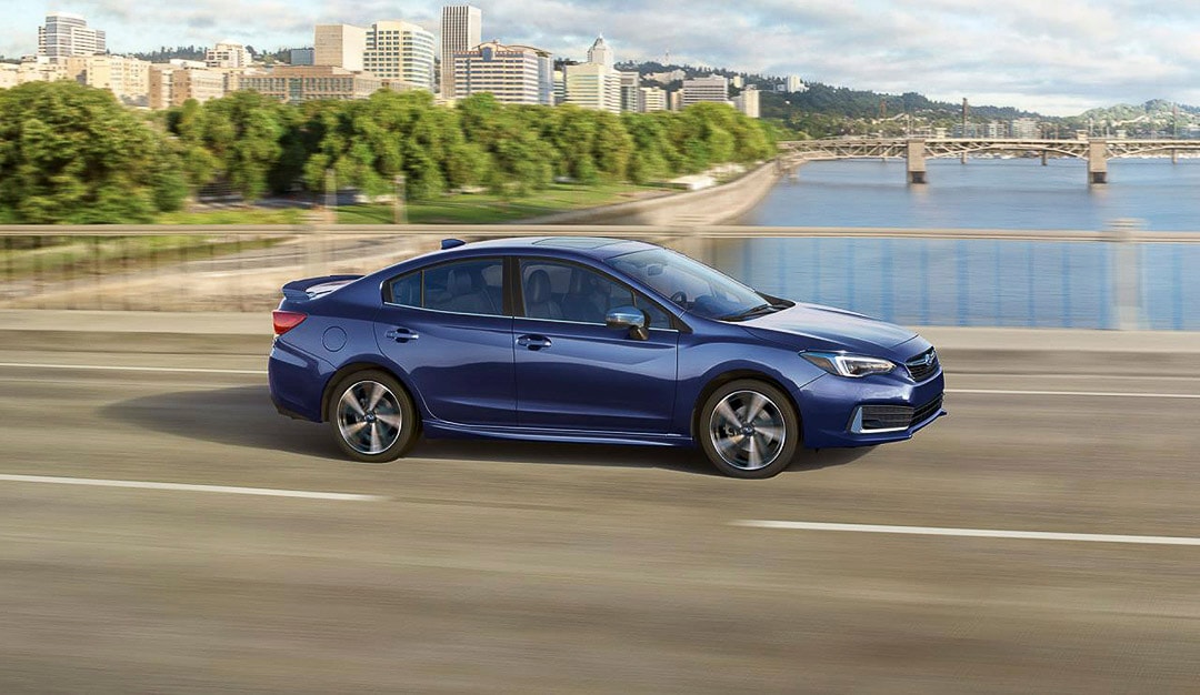 Vue latéral de la Subaru Impreza 2022 Bleu