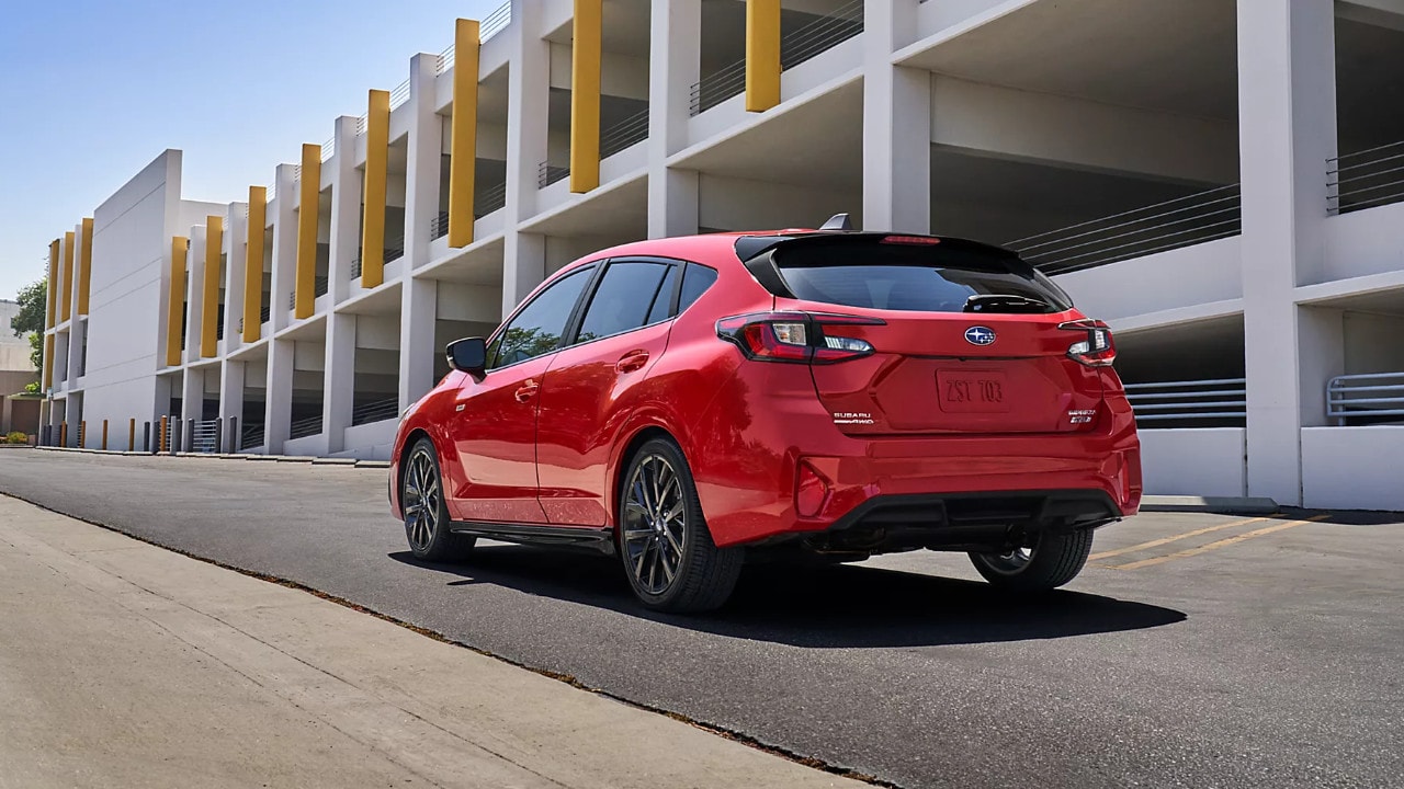 vue latérale arrière d'une Subaru Impreza 2024 en ville