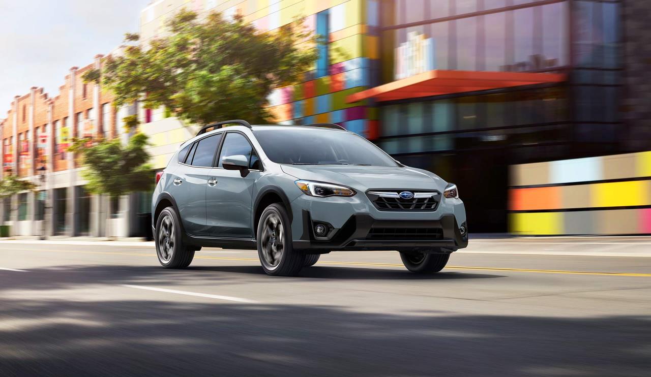 vue latérale avant d'une Subaru Crosstrek 2023 en ville