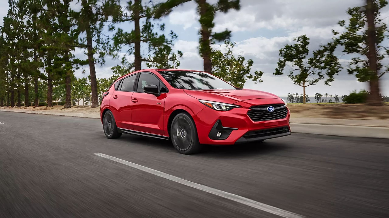 vue latérale avant d'une Subaru Impreza 2024 sur une route de campagne