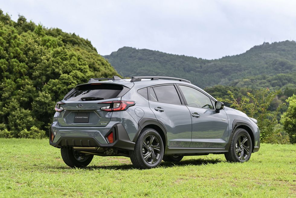 vue latérale arrière d'une Subaru Crosstrek 2024 sur l'herbe