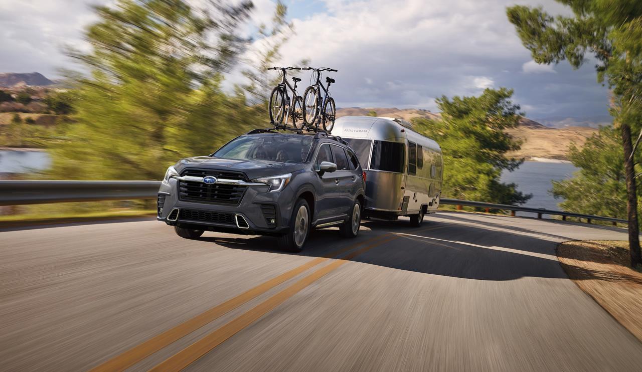 Le Subaru Ascent remorquant une roulotte sur la route.