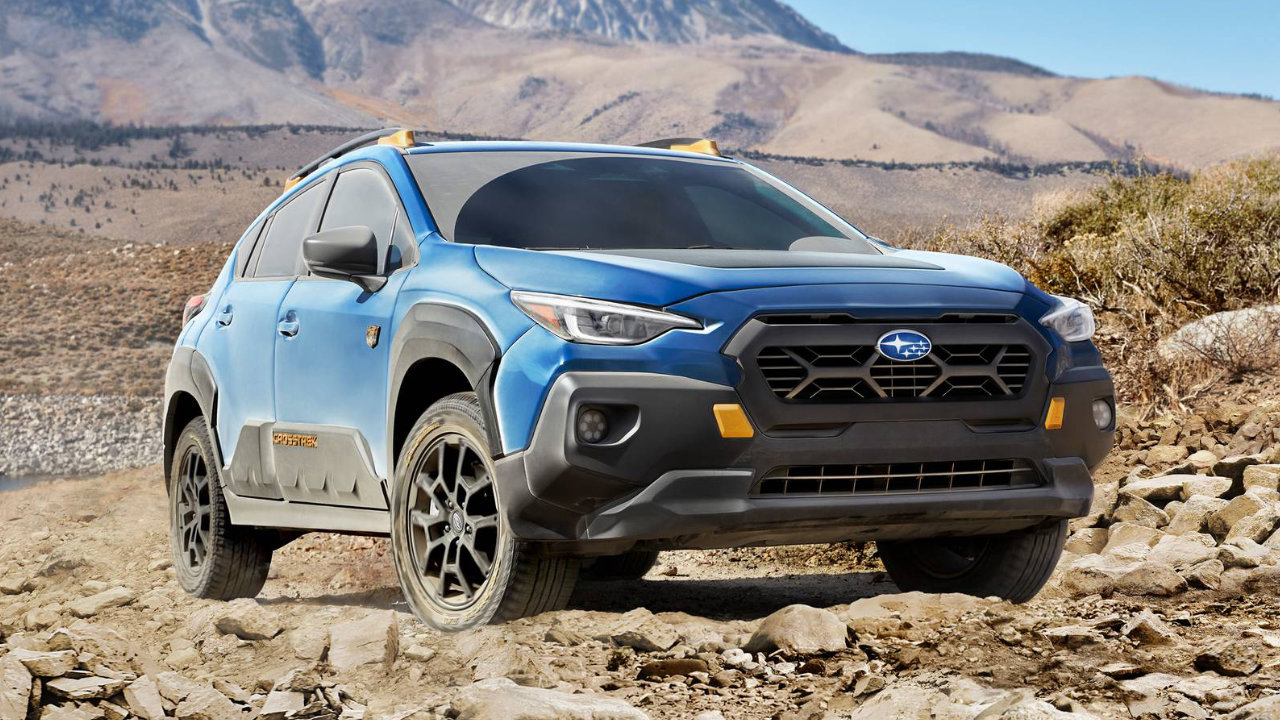 vue latérale avant d'un Subaru Crosstrek 2025 dans le désert.