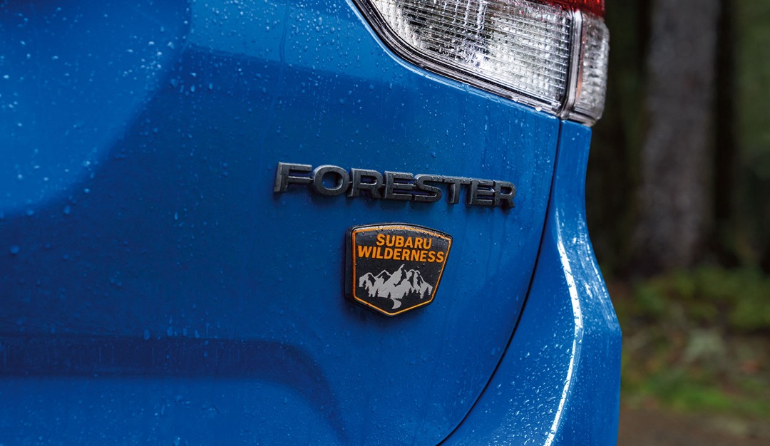 Gros plan sur le badge Wilderness sur le hayon arrière du Subaru Forester.